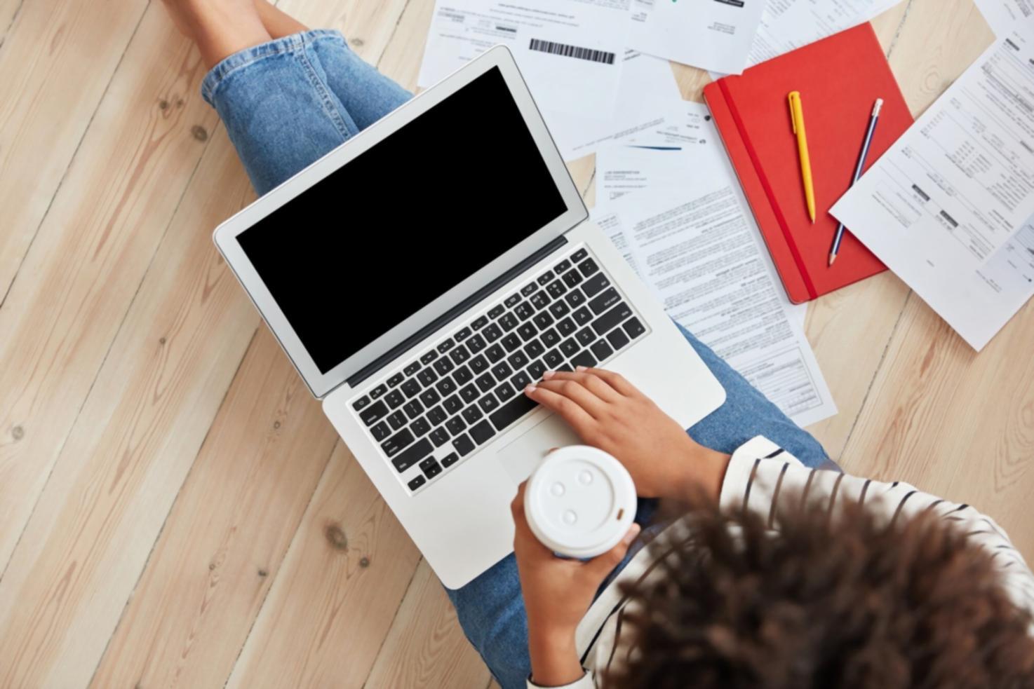 Séance de travail sur les finances personnelles avec documents et calculatrice