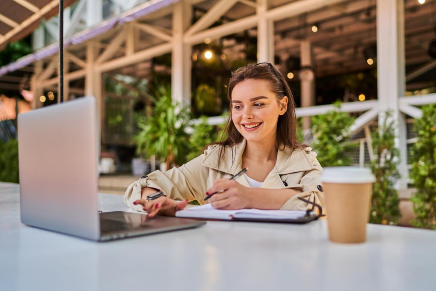 Espace de travail avec documents financiers et ordinateur
